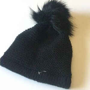 NWT KYI KYI WOMENS WOOL BLEND KNIT BEANIE WITH FAUX FUR POM BLACK